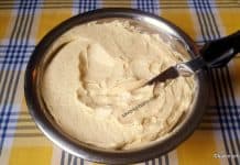 Cremă de vanilie aparel cu unt – rețeta clasică de cremă bătută pe aburi Cremă de vanilie aparel cu unt - rețeta clasică de cremă bătută pe aburi savori urbane