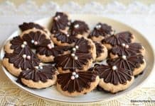 Fursecuri scoici cu bezea și nucă – din aluat fraged cu unt și cacao Fursecuri scoici cu bezea și nucă - din aluat fraged cu unt și cacao reteta savori urbane