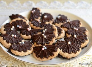Fursecuri scoici cu bezea și nucă – din aluat fraged cu unt și cacao Fursecuri scoici cu bezea și nucă - din aluat fraged cu unt și cacao reteta savori urbane