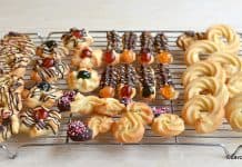 Fursecuri șprițate cu pistolul, cu presa sau cu poșul – rețeta de biscuiți fragezi simpli sau decorați Fursecuri sprițate cu pistolul sau cu poșul - rețeta de biscuiți fragezi simpli sau decorați savori urbane