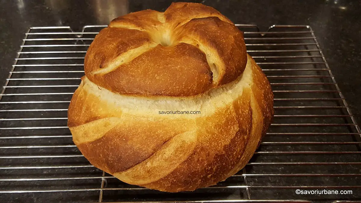 Pâine OZN sau Hopa Mitică - rețeta de pâine englezească cu etaj sau cottage loaf savori urbane