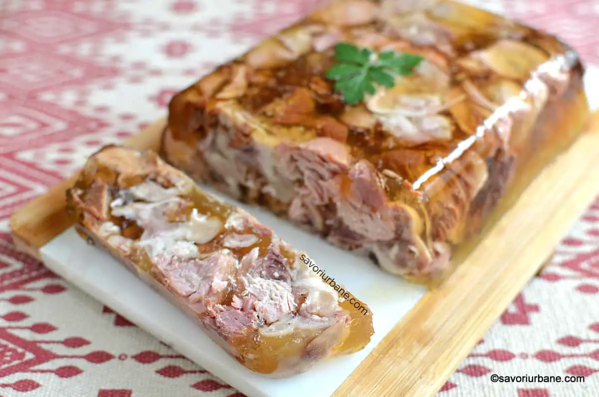 Piftie de porc cu usturoi - rețeta de răcituri mixte cu picioare de porc, ciolan afumat și carne savori urbane