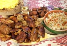 Pomana porcului rețeta tradițională cu usturoi, mămăliguță și murături Pomana porcului rețeta tradițională cu usturoi și mămăliguță savori urbane