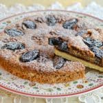 Prăjitură cu gem de prune și nucă – rețeta de tartă cu magiun, cremă frangipane și prune uscate