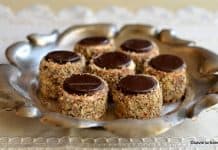 Saraberne sau tobițe – rețeta de bezele Sarah Bernhardt cu nucă și cremă de ciocolată Saraberne sau tobițe - rețeta de bezele Sarah Bernhardt cu nucă și cremă de ciocolată savori urbane