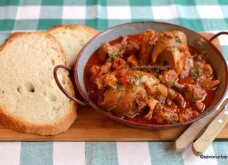 Tocană ungurească din picioare sau genunchi de porc cu usturoi și ceapă – rețeta de körömpörkölt Tocană ungurească din picioare de porc sau genunchi cu usturoi și ceapă - rețeta de körömpörkölt