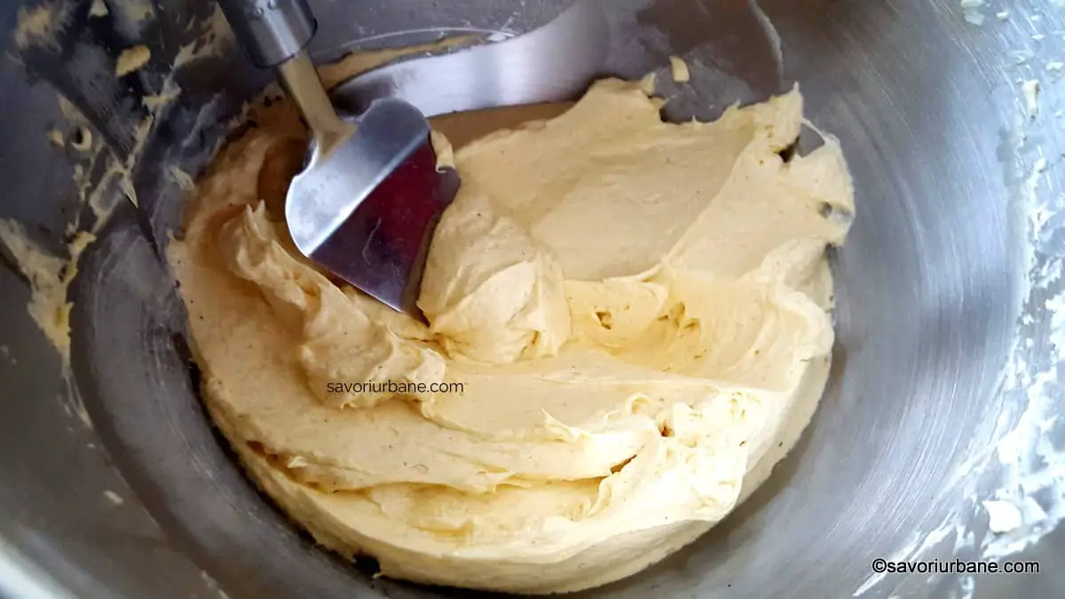 preparare crema fina de vanilie cu unt batuta pe abur (1)