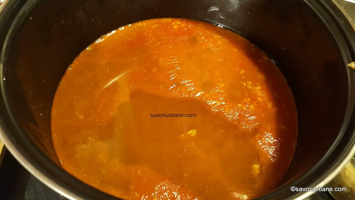 strecurare si fierbere zeama aromata pentru toba cu usturoi si boia paprika (1)