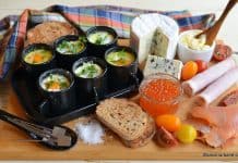 Ouă poșate în ceașcă, borcănel sau ramekin – rețeta de coddled eggs la abur Ouă poșate în ceașcă, borcănel sau ramekin - rețeta de coddled eggs savori urbane