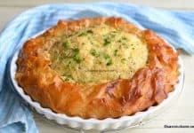 Plăcintă cu praz, ciuperci, brânză, smântână și șuncă – la cuptor Plăcintă cu praz sau ceapă, ciuperci, brânză și șuncă reteta savori urbane cu foi subtiri din comert