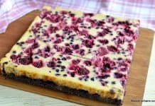 Prăjitură cu brânză și fructe de pădure – rețeta cu aronia și blat fără gluten Prăjitură cu brânză și fructe de pădure - rețeta cu aronia și blat fără gluten savori urbane