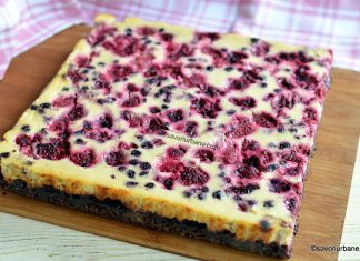 Prăjitură cu brânză și fructe de pădure – rețeta cu aronia și blat fără gluten Prăjitură cu brânză și fructe de pădure - rețeta cu aronia și blat fără gluten savori urbane