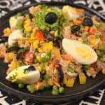 Salată California cu ton, legume și ouă fierte mazare porumb ardei reteta savori urbane