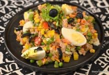 Salată California cu ton, legume și ouă fierte Salată California cu ton, legume și ouă fierte mazare porumb ardei reteta savori urbane