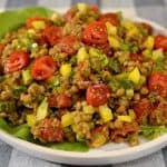 Salată de linte cu roșii, usturoi și dressing cremos – rețeta de post (vegană)