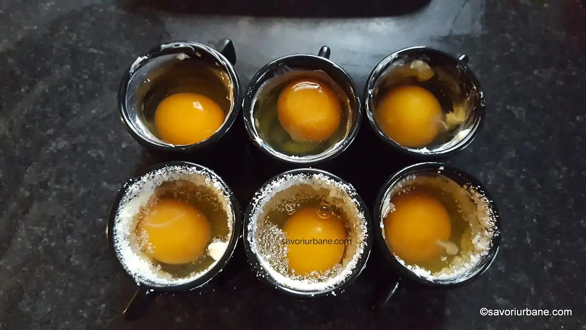 cum se fac oua posate in ceasca cescuta borcan ramekin cu unt si parmezan (3)