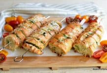 Baghete acordeon la cuptor crestate și umplute cu brânză și cozi de ceapă verde Baghete la cuptor crestate și umplute cu brânză și cozi de ceapă verde reteta savori urbane