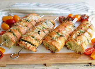 Baghete acordeon la cuptor crestate și umplute cu brânză și cozi de ceapă verde Baghete la cuptor crestate și umplute cu brânză și cozi de ceapă verde reteta savori urbane