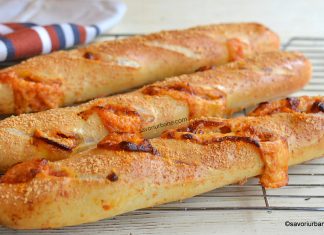 Baghete umplute cu brânză mozzarella, cabanos și sos de roșii la cuptor – rețeta de pizza rulată Baghete umplute cu brânză mozzarella, cabanos și sos de roșii la cuptor - rețeta de pizza rulată savori urbane