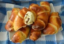 Cornuri cu brânză dulce de vaci și stafide – rețeta de cornuri pufoase de casă Cornuri cu brânză dulce de vaci și stafide - cornuri pufoase de casă rețeta savori urbane