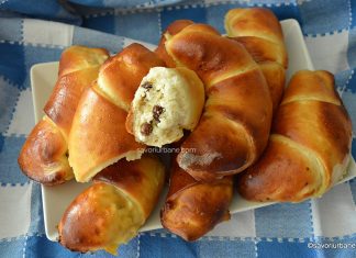Cornuri cu brânză dulce de vaci și stafide – rețeta de cornuri pufoase de casă Cornuri cu brânză dulce de vaci și stafide - cornuri pufoase de casă rețeta savori urbane