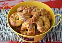 Covrigi răsuciți cu unt și caramel – rețeta de covrigi pufoși de casă Covrigi răsuciți cu unt și caramel - rețeta de covrigi pufoși de casă savori urbane