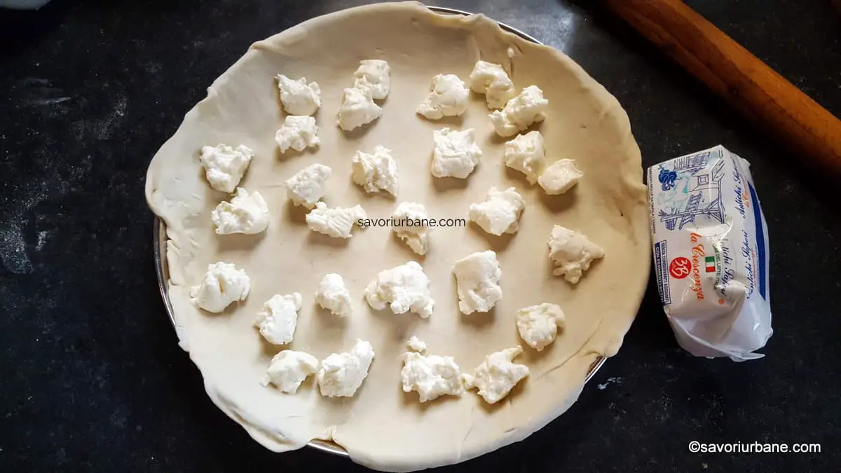 Cum se umple focaccia di Recco cu brânză moale La Crescenza sau stracchino cas telemea mozzarella