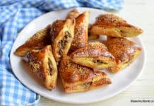 Pateuri cu ciuperci și șuncă – rețeta de trigoane sau plicuri din aluat foietaj Pateuri cu ciuperci și șuncă - trigoane sau plicuri din aluat foietaj reteta savori urbane