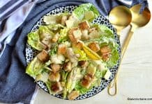 Salată Caesar rețeta clasică cu dressing cremos, crutoane și parmezan Salată Caesar rețeta originală cu dressing cremos, crutoane și parmezan savori urbane