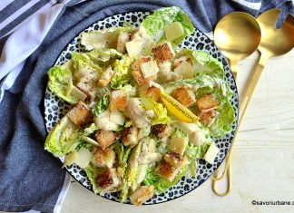 Salată Caesar rețeta clasică cu dressing cremos, crutoane și parmezan Salată Caesar rețeta originală cu dressing cremos, crutoane și parmezan savori urbane