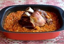 Varză murată călită cu ciolan afumat – la cuptor – rețeta ardelenească de ciolan cu varză acră Varză murată călită cu ciolan afumat - la cuptor reteta ardeleneasca savori urbane