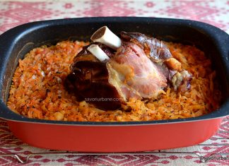 Varză murată călită cu ciolan afumat – la cuptor – rețeta ardelenească de ciolan cu varză acră Varză murată călită cu ciolan afumat - la cuptor reteta ardeleneasca savori urbane