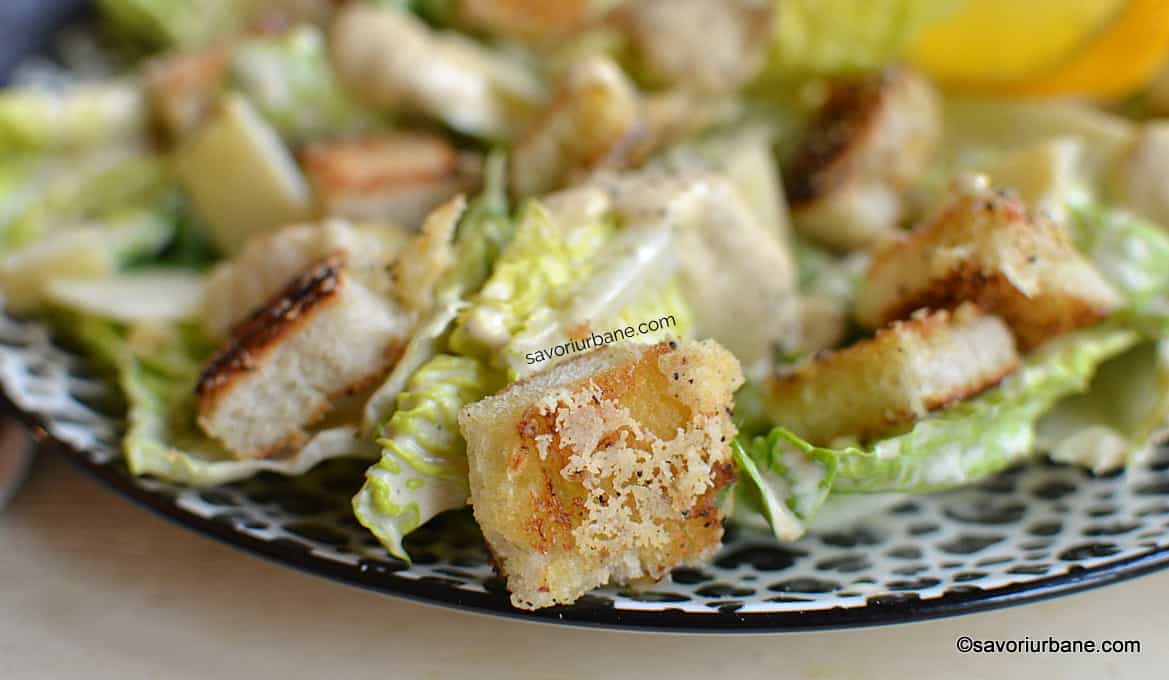 detaliu salata verde cu dressing cremos parmezan crutoane caesar salad (1)