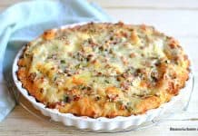 Budincă de pâine cu cașcaval, șuncă, ouă și ceapă verde Budincă de pâine cu cașcaval, șuncă și ceapă verde reteta savori urbane