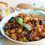 Caponata siciliană – rețeta de tocană de legume cu vinete rumenite la cuptor