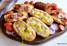 Chifle umplute cu brânză, afumătură și ouă de prepeliță – gratinate la cuptor Chifle umplute cu brânză, afumătură și ouă de prepeliță - gratinate la cuptor reteta savori urbane
