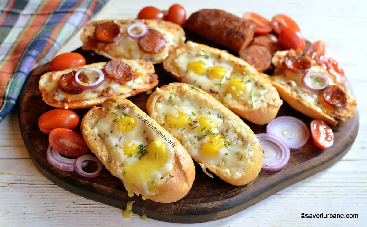Chifle umplute cu brânză, afumătură și ouă de prepeliță - gratinate la cuptor reteta savori urbane
