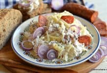 Cremă aperitiv cu brânză, ceapă și afumătură – rețeta ardelenească Cremă ardelenească de brânză cu ceapă și afumătură (cârnați, kaiser, șuncă etc) reteta savori urbane