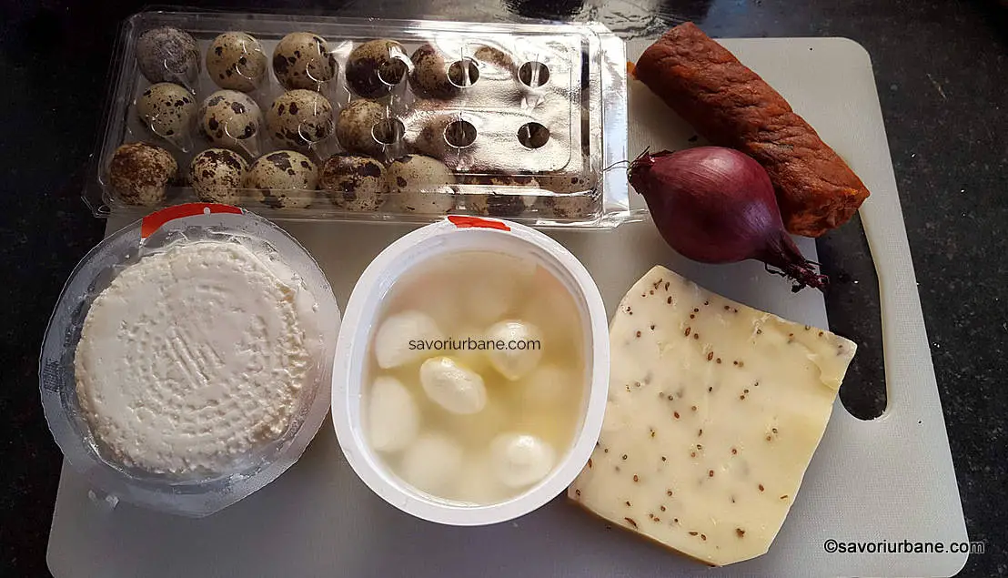 Ingrediente pentru pastă de brânzeturi cu cârnați afumați și ceapă roșie savori