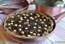 Negresă la tigaie (fără cuptor) – rețeta de brownie fondantă cu alune și ciocolată (fără făină) Negresă la tigaie (fără cuptor, fără făină) - rețeta de brownie fondantă cu alune și ciocolată savori urbane