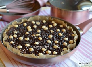 Negresă la tigaie (fără cuptor) – rețeta de brownie fondantă cu alune și ciocolată (fără făină) Negresă la tigaie (fără cuptor, fără făină) - rețeta de brownie fondantă cu alune și ciocolată savori urbane