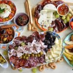 Platou cu aperitive italiene – rețete de antipasti cu mezeluri de Mangaliță, brânză, legume, fructe