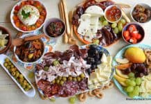 Platou cu aperitive italiene – rețete de antipasti cu mezeluri de Mangaliță, brânză, legume, fructe Platou cu aperitive italiene - rețete de antipasti cu mezeluri, brânză, legume, fructe savori urbane