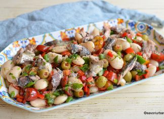 Salată cu pește și fasole boabe, usturoi, măsline Salată cu pește și fasole boabe, ceapă, măsline reteta savori urbane