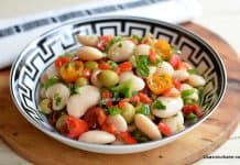 Salată de post cu fasole boabe, usturoi, măsline și dressing în stil mediteraneean Salată de post cu fasole boabe, usturoi, măsline și dressing în stil mediteranean reteta savori urbane