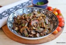 Ciuperci rumenite la tigaie cu ceapă caramelizată – rețeta de garnitură sau tocăniță de post Sote de ciuperci cu ceapă caramelizată - rețeta de post sau de garnitură savori urbane