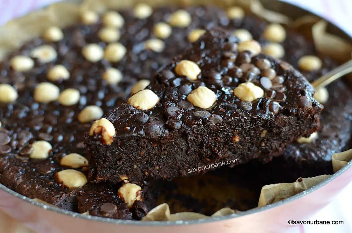 felie de brownies umeda cu ciocolata fara praf de copt fara faina fara gluten