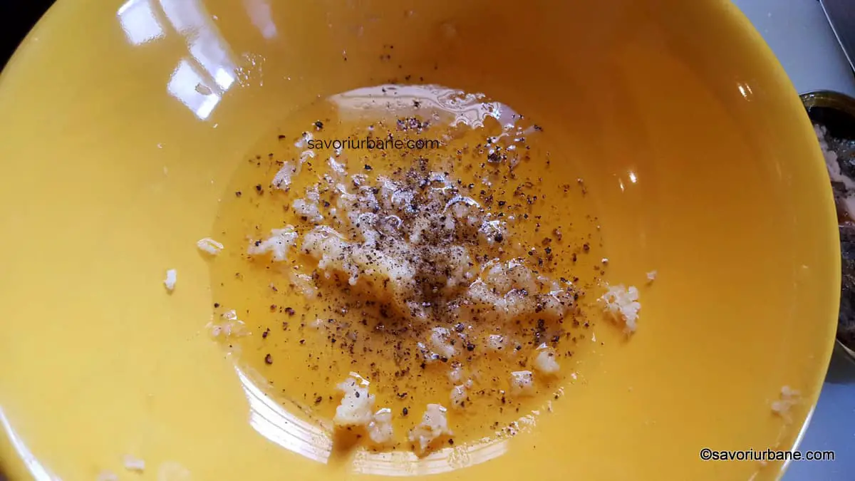 preparare dressing mediteranean salata cu usturoi ulei de masline lamaie sare piper