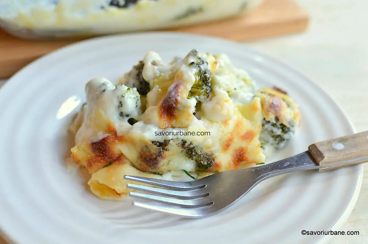 servire broccoli gratinat la cuptor cu sunca sos bechamel alb si branza cascaval emmentaler svaiter