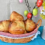 Chifle crestate – rețeta de pâinici foarte pufoase pentru Paște sau Osterpinze (pințe, pinca, pinsa)